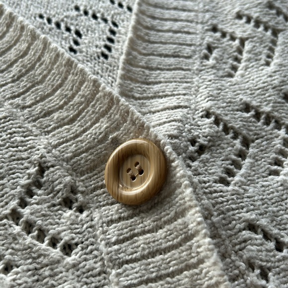Buttoned Crochet Sleeveless Cardigan (M) - Picture 2 of 4